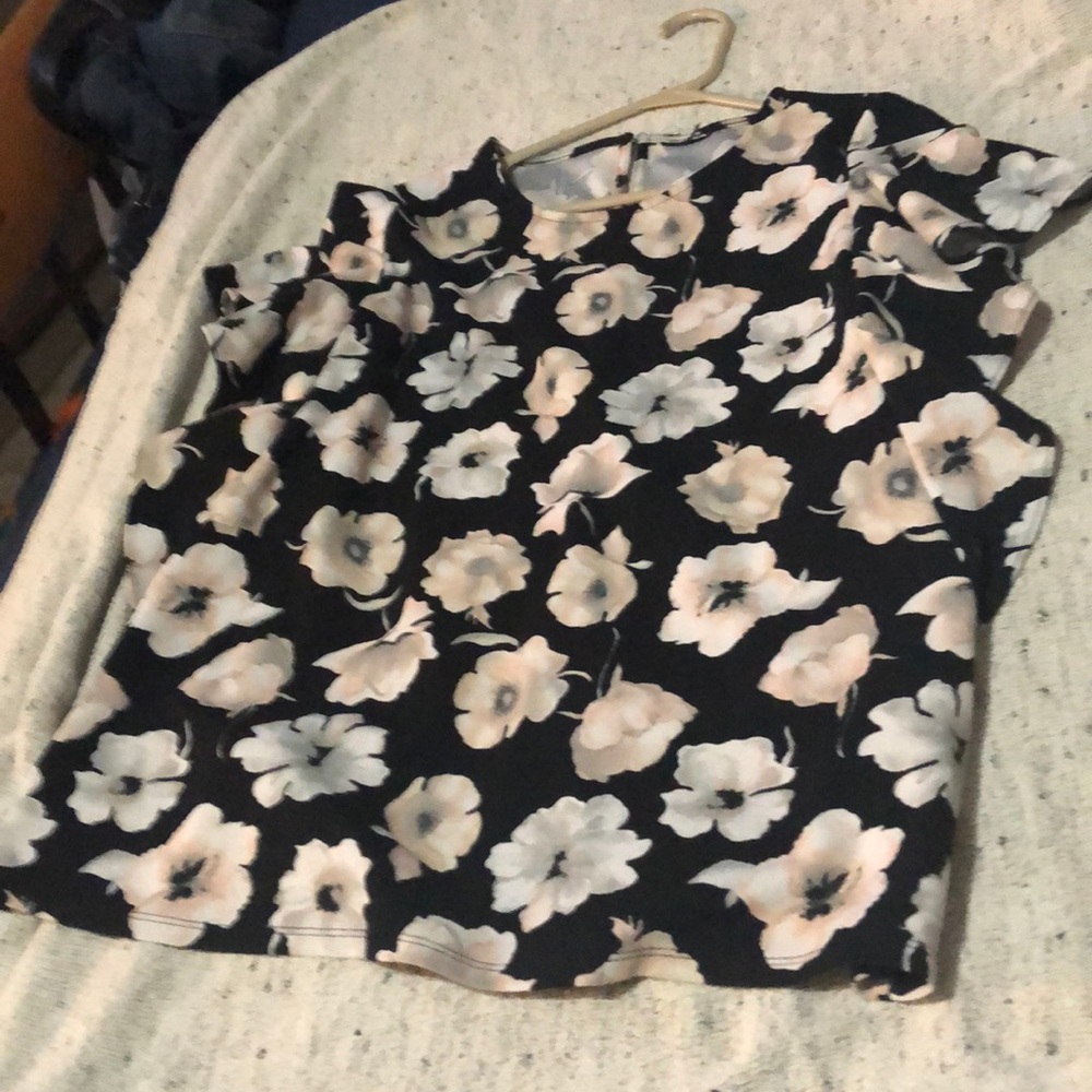 Women’s blouse worthington black with flowers